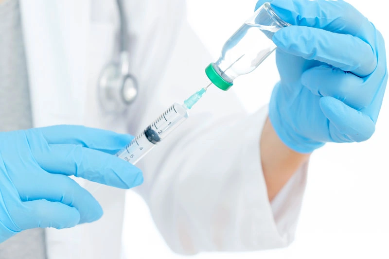 Врач набирает в шприц вивитрол для кодирования от алкоголизма